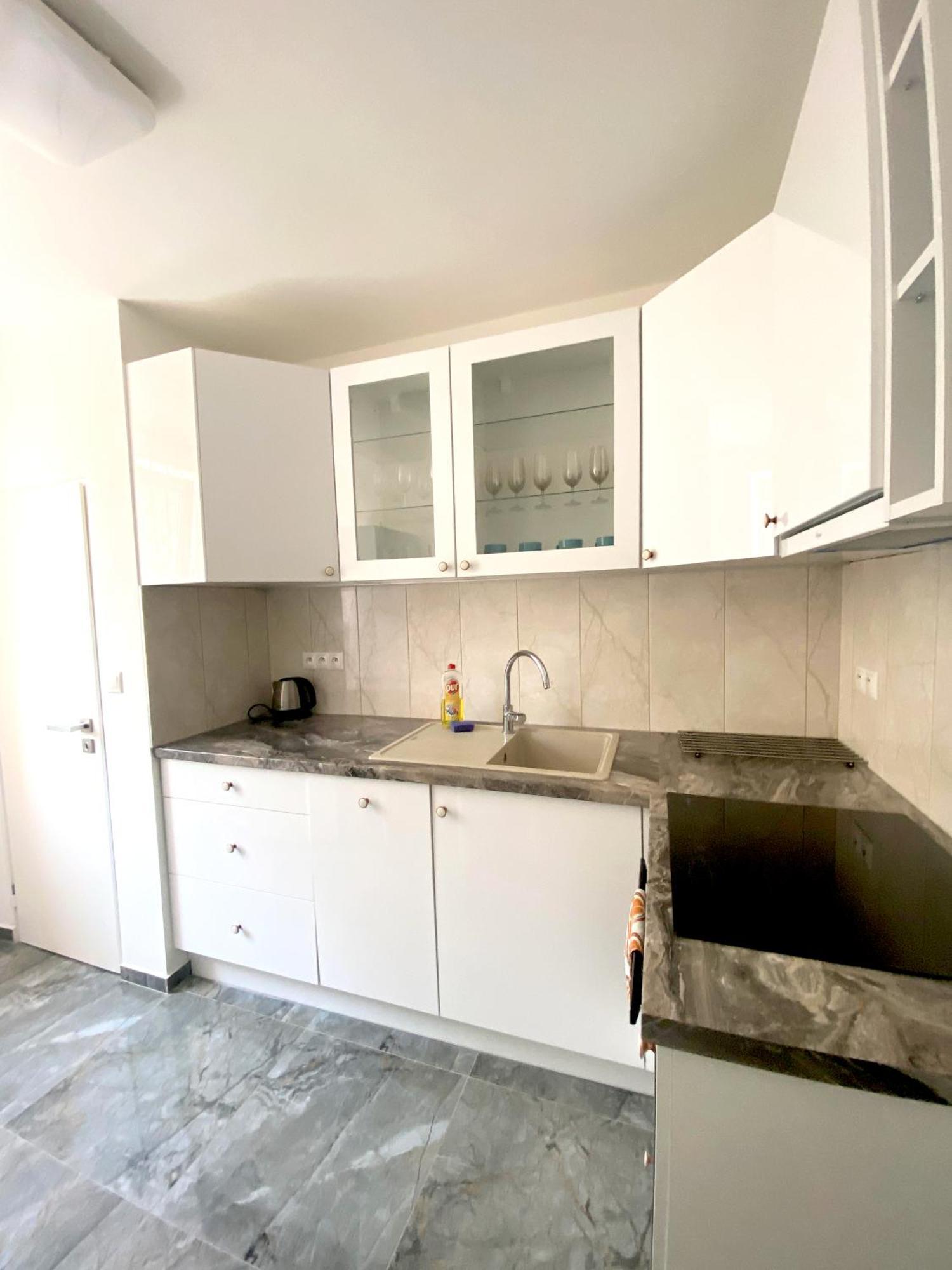 New Colorful Apartment With Big Balcony Bratislava Exterior foto